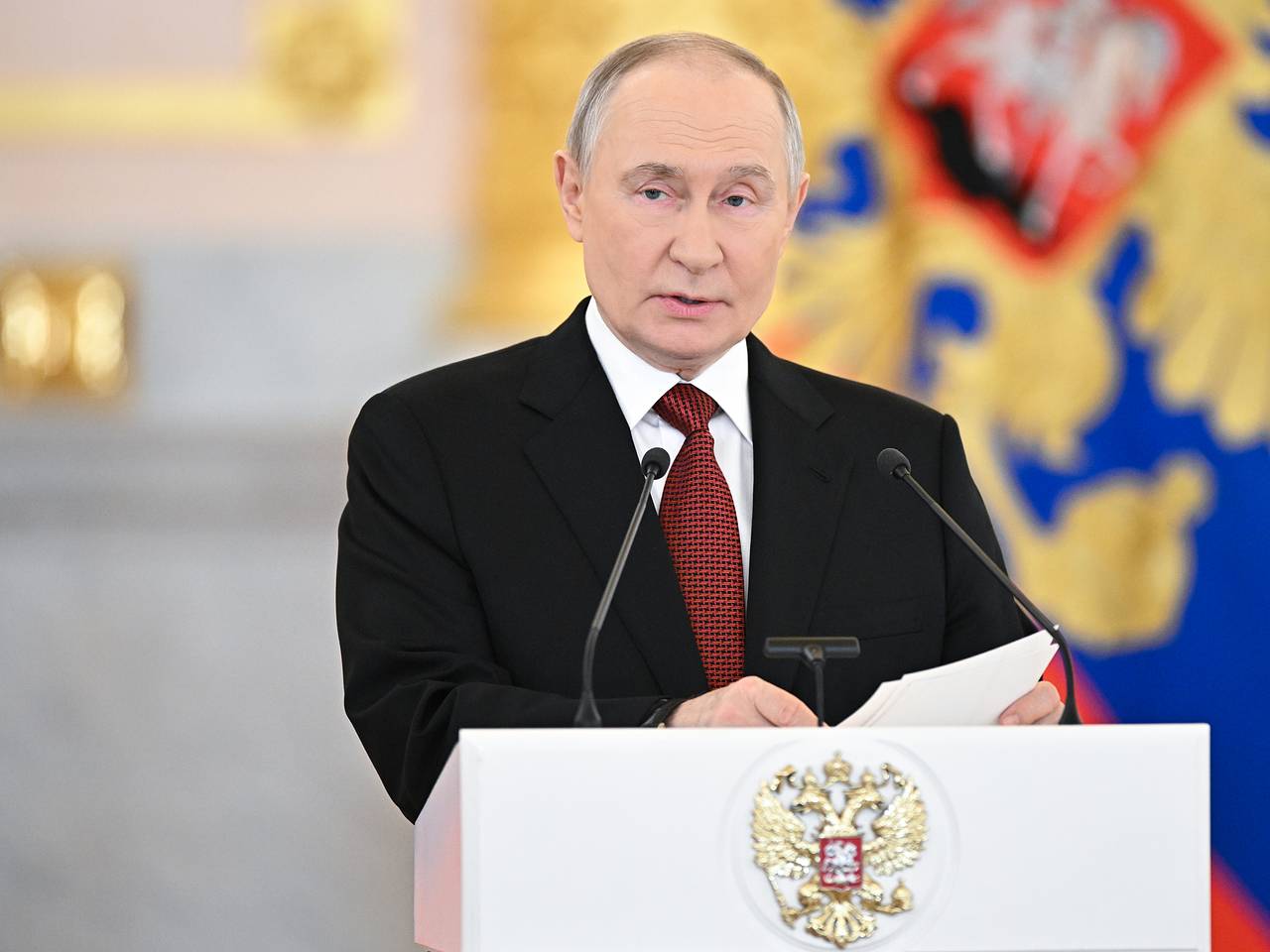Путин поздравил российских артистов