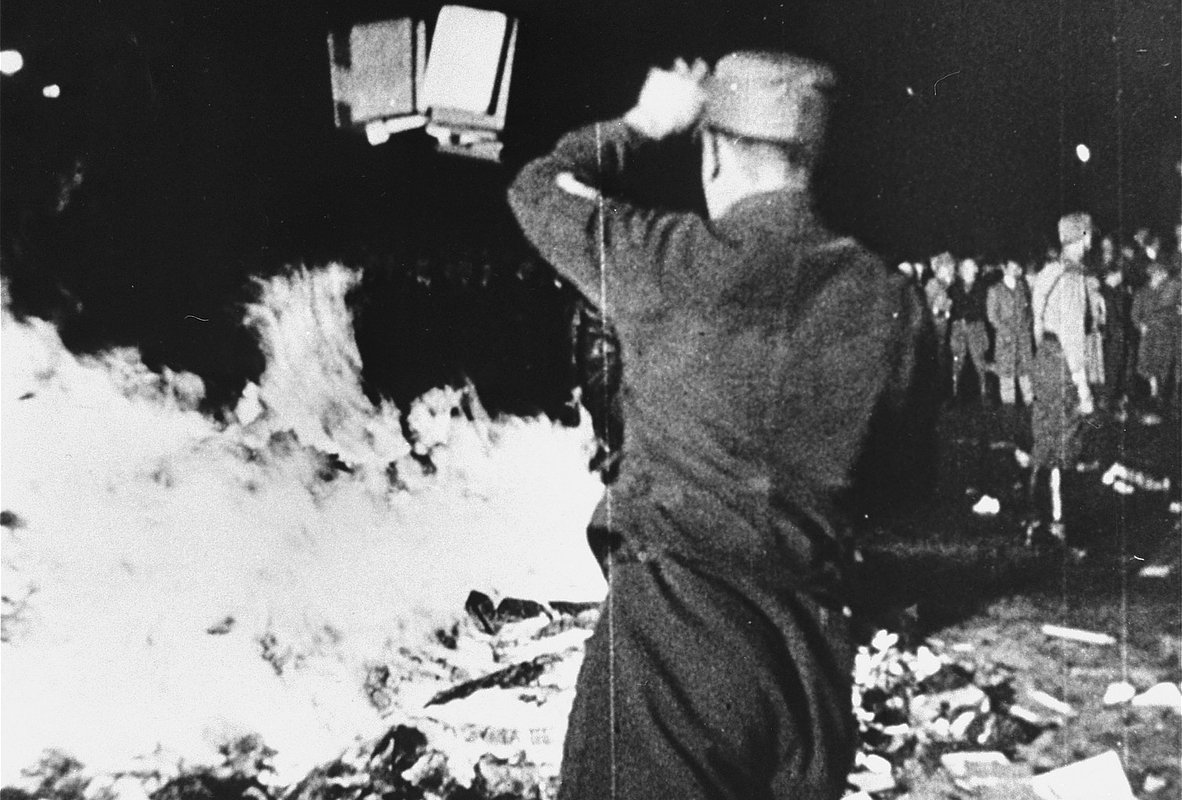&laquo;Шло по всему рейху в прямом эфире&raquo; Фашисты уничтожили в огне тысячи шедевров. Как они устроили из этого шоу
